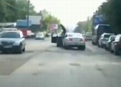 На улице Куза-Водэ произошёл живописный конфликт между водителями - один из них запрыгнул на капот машины обидчика