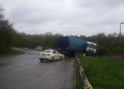 На Буюканах фура врезалась в парапет и вылетела на обочину
