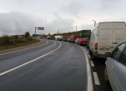 Из-за серьезной аварии на одной из лучших трасс Молдовы образовались километровые пробки