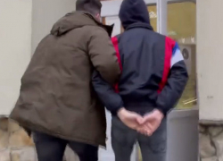 Двое парней ограбили прохожего на Ботанике 