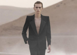 Парень из Молдовы участвовал в модном показе Yves Saint Laurent в пустыне