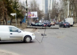 На Телецентре авария, упавший электрический столб перегородил улицу Асаки