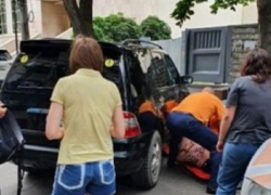 В Кишиневе автоледи за рулем Mercedes сдала назад, но повредила другое авто и травмировала свою мать