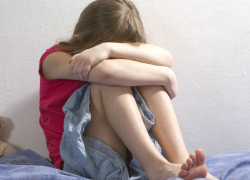 Сексуальное насилие над 13-летней дочерью совершал извращенец в Хынчештском районе