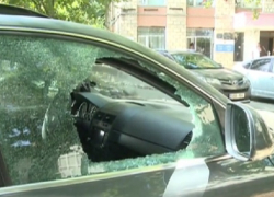 Банда вандалов разбила стекла нескольких автомобилей на Рышкановке