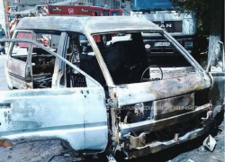 Зрелищное уничтожение загоревшегося автомобиля на Рышкановке сняли на видео