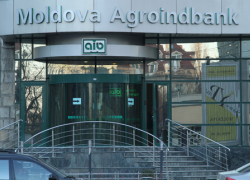 Отделение Moldova-Agroindbank временно прекратило работу в связи с провалом грунта возле него