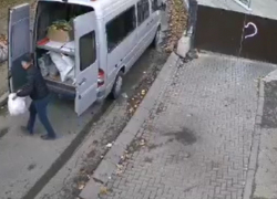 Мужчина, изрядно намусоривший возле контейнеров, объяснил свой поступок