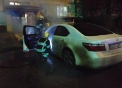 Белоснежный Lexus сгорел при загадочных обстоятельствах во дворе Кишинева 