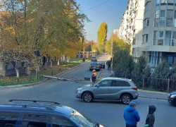 В Кишиневе на машину упал фонарный столб