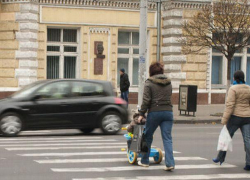 Ужас на Ботанике - малолетние школьники бегают среди автомобилей по оживленным дорогам