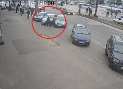 В Кишиневе неопытный водитель, выезжая с парковки, протаранил другое авто и скрылся с места ДТП