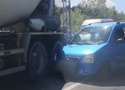 Крупная авария на Балканском шоссе: столкнулись два автомобиля и бетономешалка