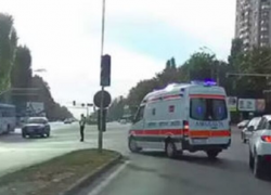 Регулировщик не пропустил машину Скорой помощи на перекрестке в Кишиневе