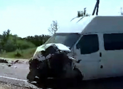 Автомобиль BMW после столкновения с микроавтобусом пролетел 50 метров в Страшенском районе