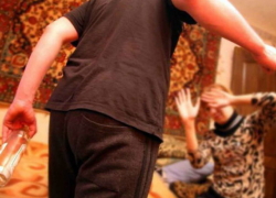 Буйный мужчина в Страшенском районе жестоко избил мать и сломал ей челюсть