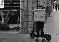В Кишиневе ограбили курьера Glovo: злоумышленники похитили еду почти на 900 леев