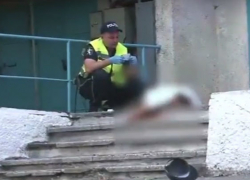 Женщину, шокированную гибелью мужчины у нее под ногами на Чеканах, сняли на видео