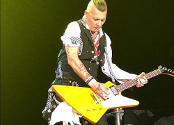 Разгоряченные девушки в Москве забросали Джонни Деппа бюстгальтерами