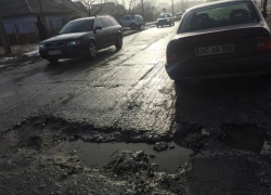 Яма на дороге спровоцировала ДТП на въезде в столицу