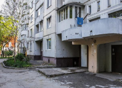 В столице голый мужчина вылез в окно и начал выбрасывать свои вещи