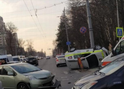 Полицейская машина перевернулась на крышу после столкновения с другим авто на злополучном перекрёстке