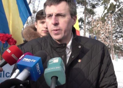 Киртоакэ пришёл в восторг от полицейского, отказавшегося говорить по-русски, назвав это «подарком Эминеску»