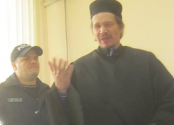 Фальшивый священник, попытавшийся продать крупную партию семечек, оказался мошенником-рецидивистом 