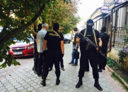 В центре Кишинева задержали члена группировки, вымогавшей деньги у женщины