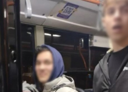 Полиция расследует инцидент с трансгендером, которого оскорбили и оплевали в троллейбусе