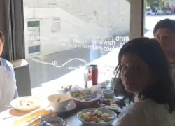 Гаврилица и депутаты PAS богато трапезничали в 50 метрах от протестующих