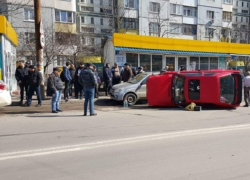 Автомобиль перевернулся набок в тройном ДТП на Рышкановке