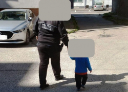 Двухлетний ребенок из Молдовы шел босиком и один по улице в Румынии