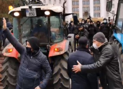 Тракторо-майданщики штурмуют лестницу к парламенту