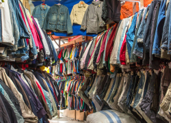 Секонд-хенды набирают популярность среди населения в свете повышения цен и нищеты