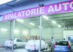 17-летний сотрудник кишинёвской мойки разбил машину клиентов, владелец мойки отказывается возмещать ущерб