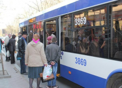 В Кишиневе кондуктор пинками вышвырнул из троллейбуса пассажира