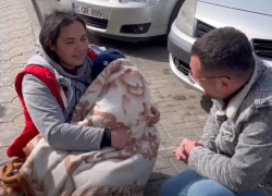 Незавидная судьба. Молодая женщина попрошайничает с ребенком после сумасшествия отца