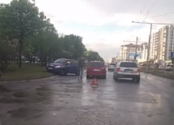 Странная авария на Чеканах - горе-водитель умудрился выехать на встречную полосу на Мирча чел Бэтрын