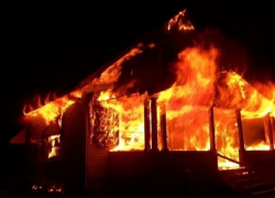 Маленькие дети оказались заперты в охваченном огнем доме в Кагульском районе