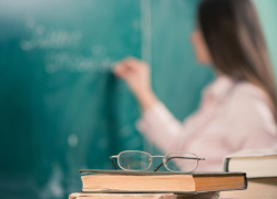 Учителям начали задерживать зарплаты