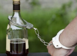 Мужчина украл бутылку коньяка из «Алкомаркета» и был избит за это прохожими