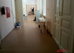 Шок в Бельцах: пациентка-инсультница, оставленная без присмотра, упала и разбила голову