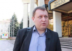 Никуда он не уходит, просто отводит удар от ОПГ под названием ДПМ, - Петренко