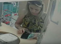 Столичная мошенница попала на видео в пункте обмена валют  