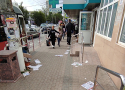 Вся улица в бумажном мусоре - бизнес в Бельцах и его побочные эффекты