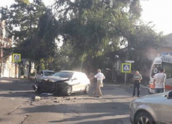 При столкновении двух автомобилей элитных марок пострадал мужчина 