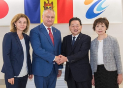 Японцы испробуют молдавские вина высшего качества, подаренные молдавским лидером