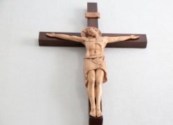 Суд обязал МВД убрать православный крест с холла учреждения