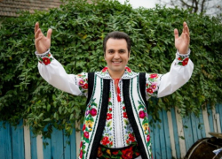 С певцом Игорем Кучуком на "кумэтрии" рассчитались фальшивыми деньгами